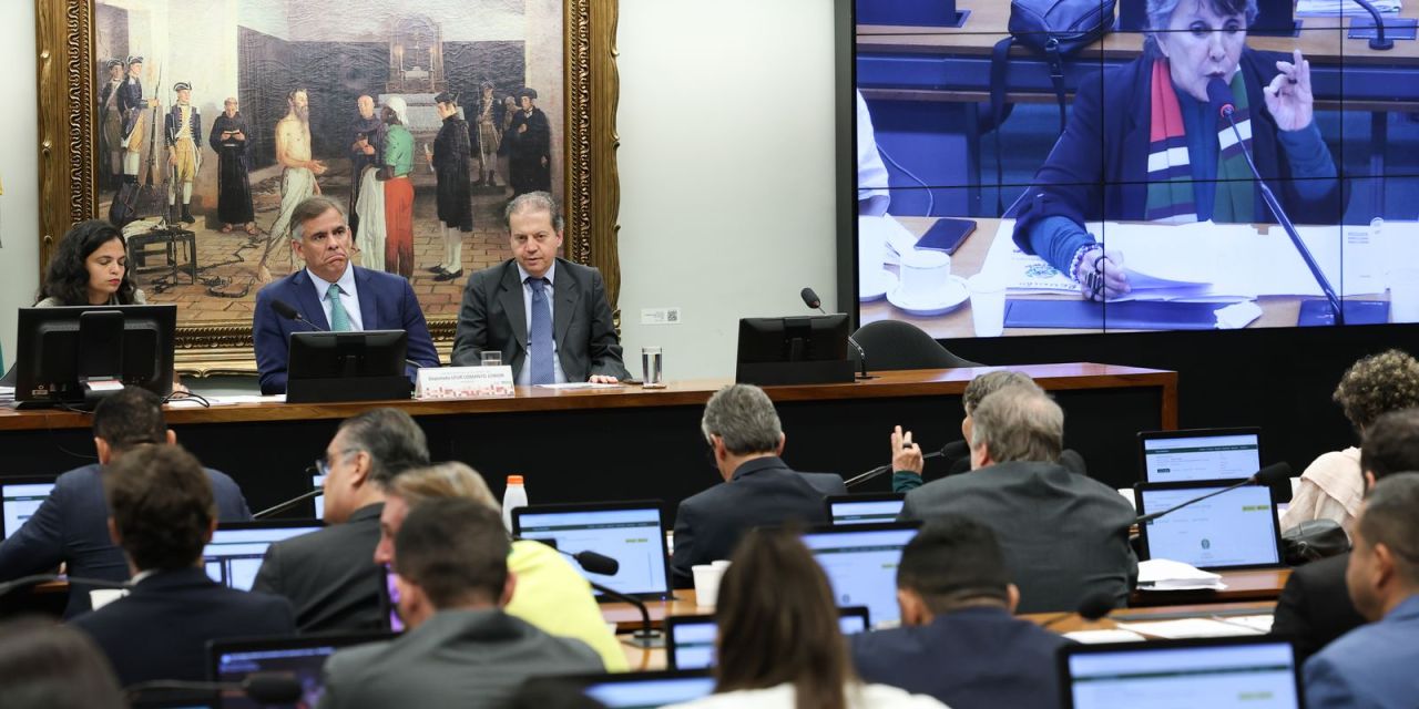 Deputados em sessão da CCJ na Câmara dos Deputados