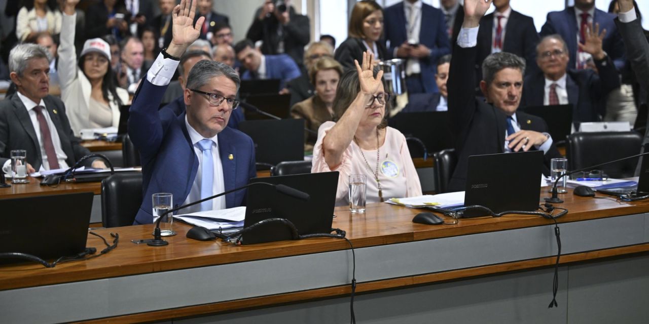 Senadores reunidos na CCJ do Senado