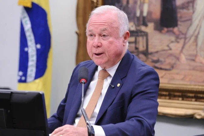 Deputados na CCJ durante votação sobre admissibilidade da PEC 6x1