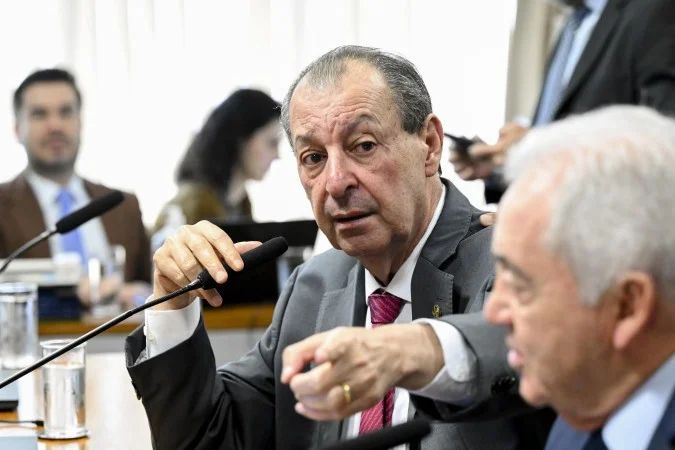 Senadores reunidos na CCJ do Senado