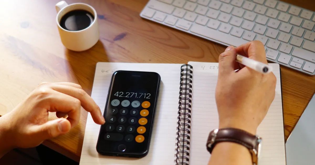 Tela de celular com simulador de rendimento de CDB