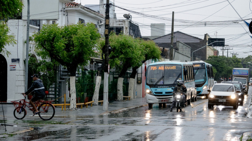 Rua alagada em Fortaleza durante chuva intensa