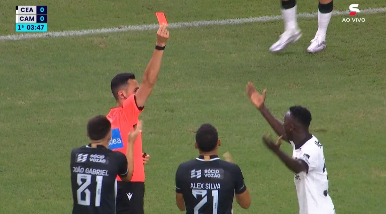 Momento da falta e expulsão de Mamady Cissé no Castelão