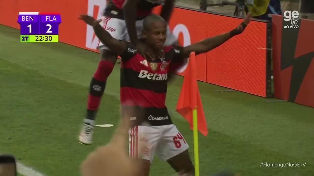 Everton Cebolinha com a camisa do Flamengo