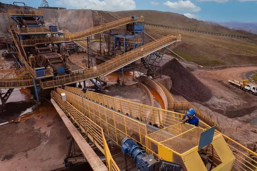 Minério de ferro empilhado em porto