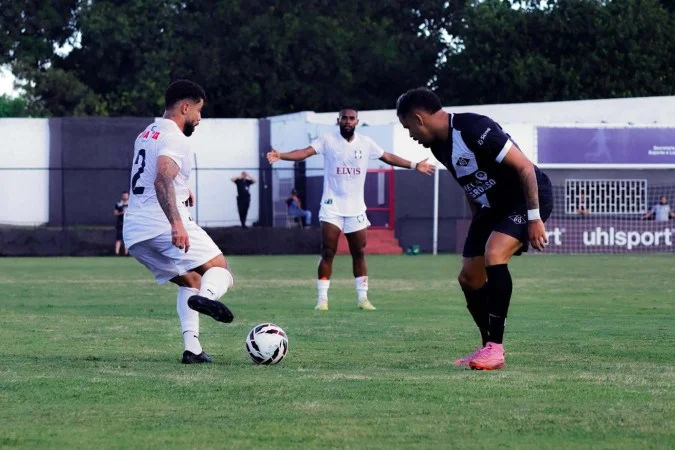 Jogadores do Ceilândia disputam bola no Estádio Abadião