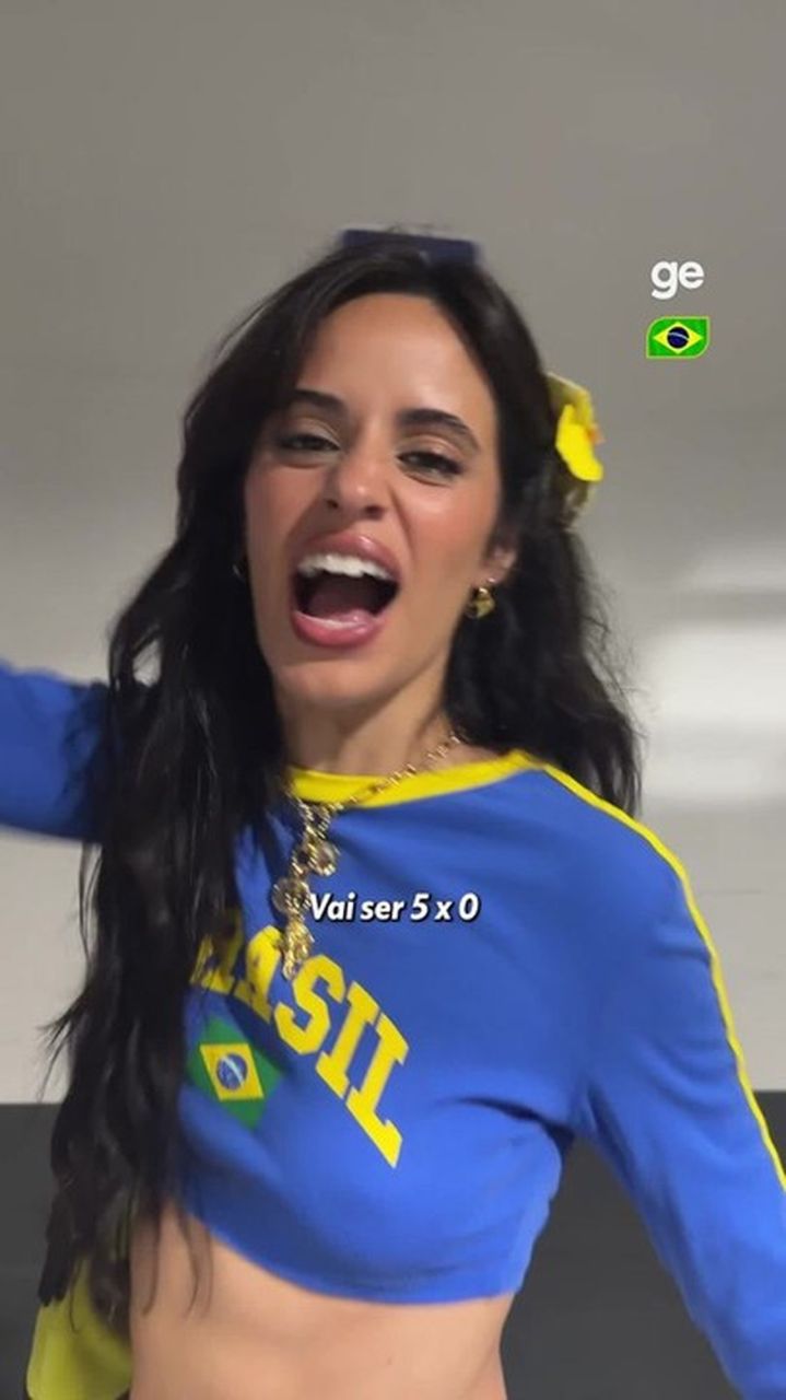 Camila Cabello com camisa do Brasil no Estádio de Miami