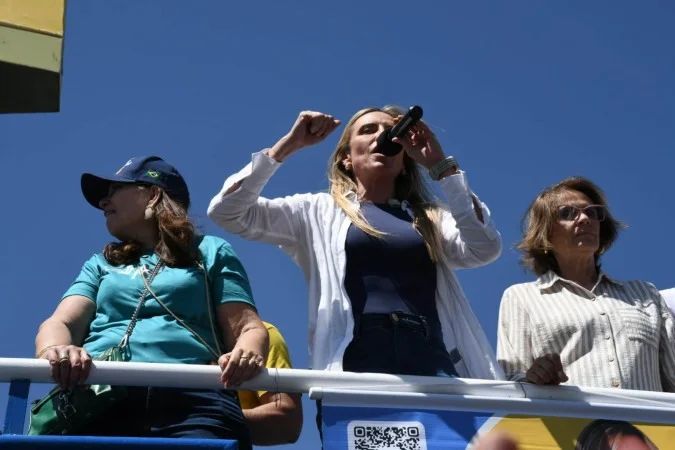 Celina Leão discursa no comitê de campanha em Ceilândia