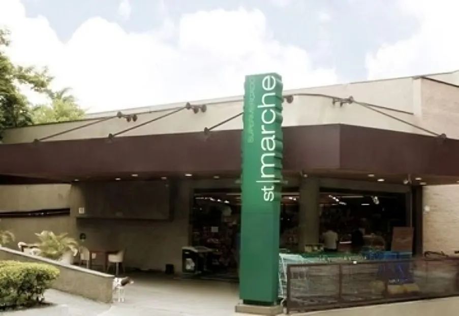 Fachada de loja St. Marche com clientes entrando