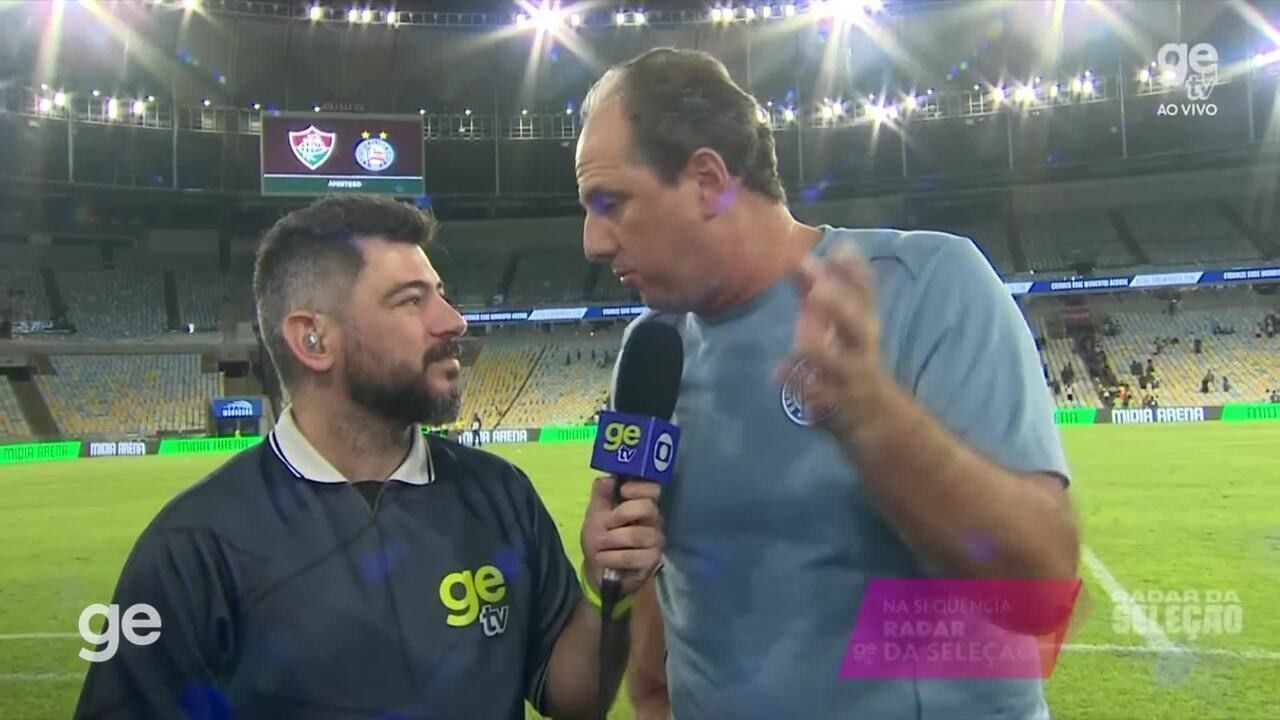 Rogério Ceni gesticulando no banco durante Fluminense x Bahia