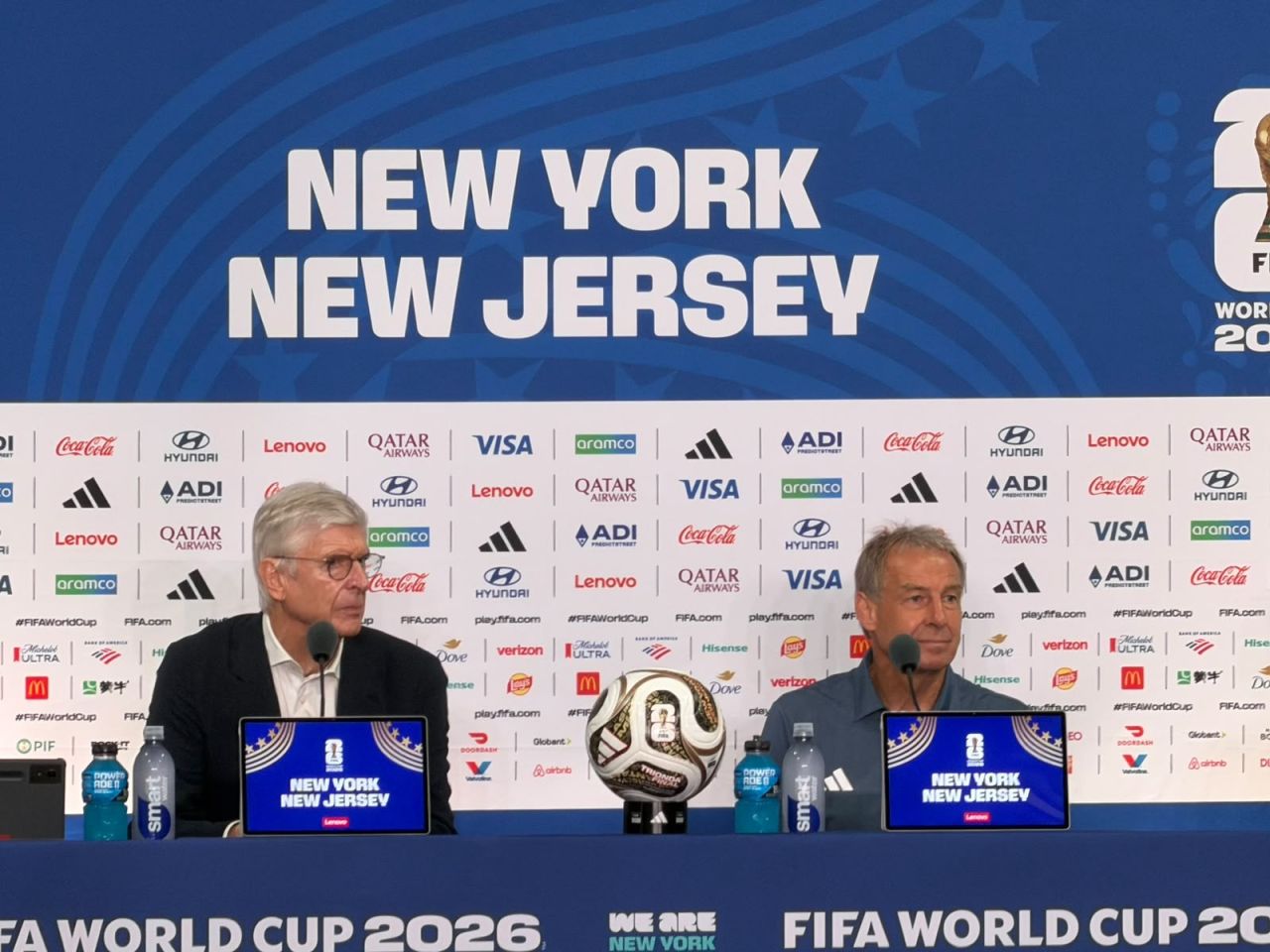 Arsène Wenger e Jurgen Klinsmann na apresentação do Grupo de Estudos da Fifa