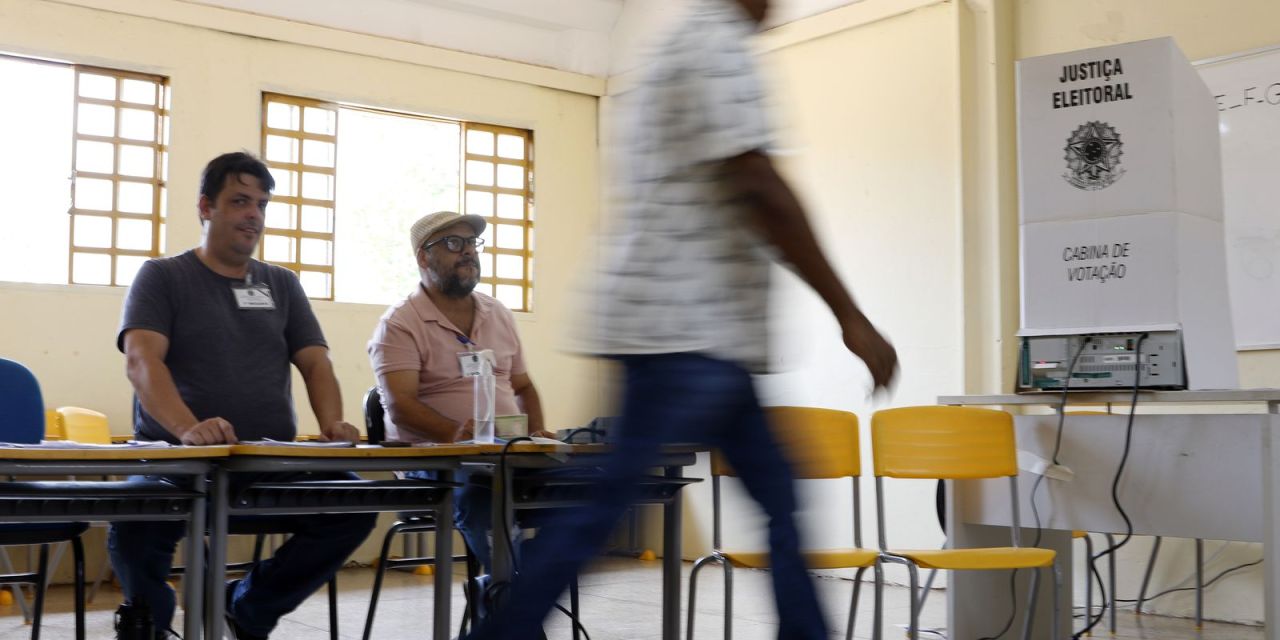 Fila de eleitores na seção eleitoral