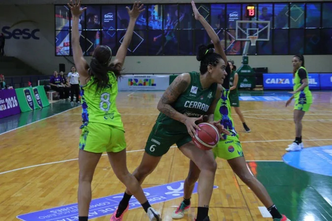 Jogadoras do Cerrado comemoram ponto durante partida