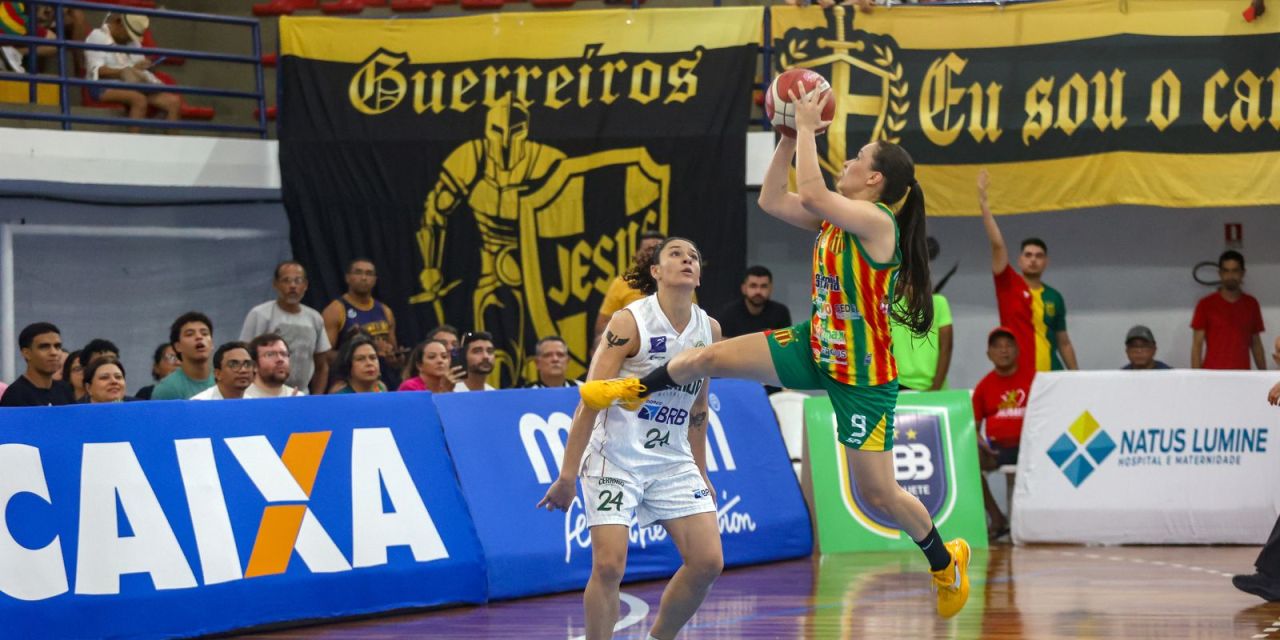 Hillary Argueta em arremesso durante jogo