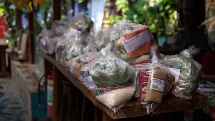sacola com alimentos e etiqueta de preço