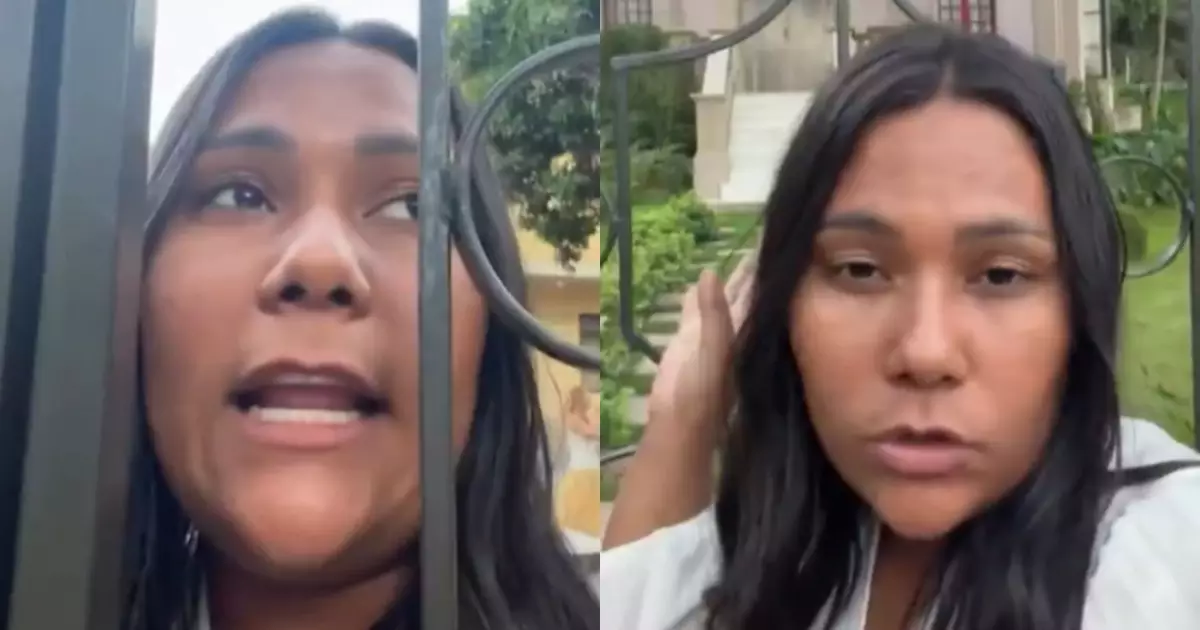 Chaiany nos Estúdios Globo diante da fachada da mansão de Arminda