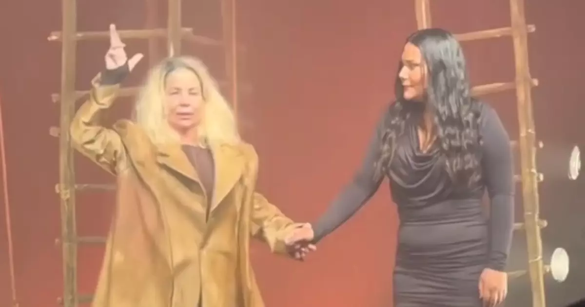 Chaiany no teatro durante peça de Danielle Winits