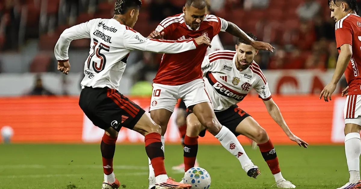 Jogador do Internacional comemorando gol no Beira-Rio