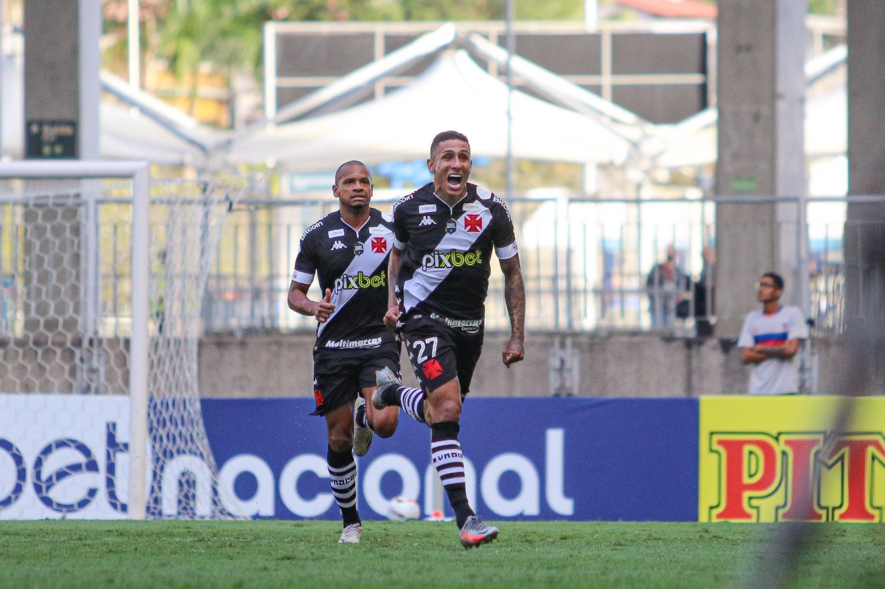 Bruno Tubarão comemorando gol em partida pelo Vasco