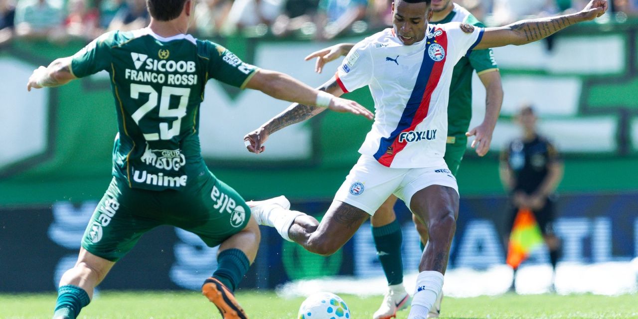 Jogadores disputam bola na Arena Condá durante Chapecoense x Bahia