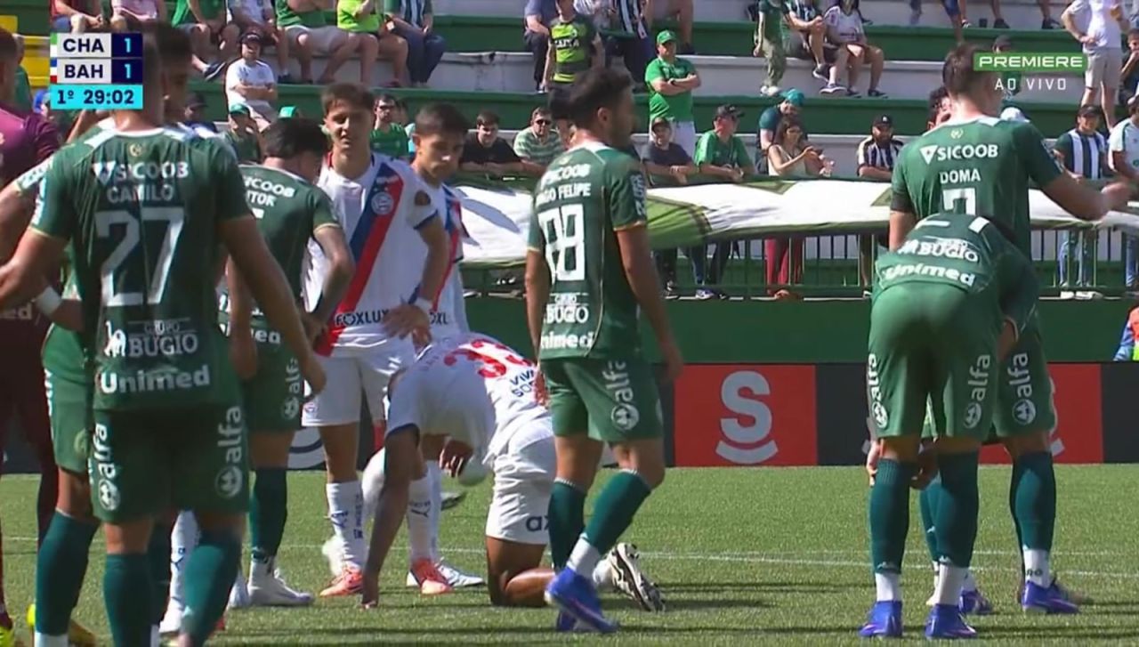 David Duarte sendo atendido em campo após passar mal