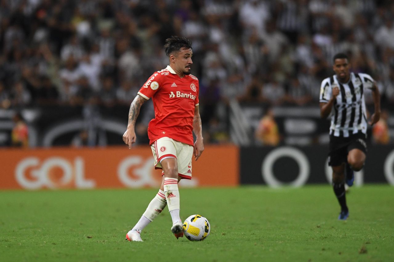 Heitor lateral-direito em ação