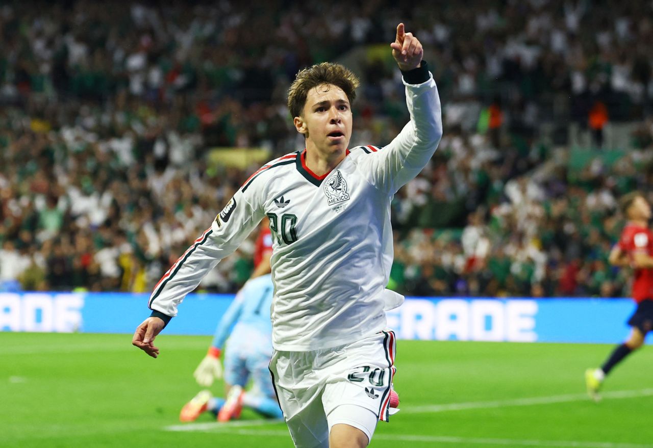 Mateo Chavez comemorando gol pelo México
