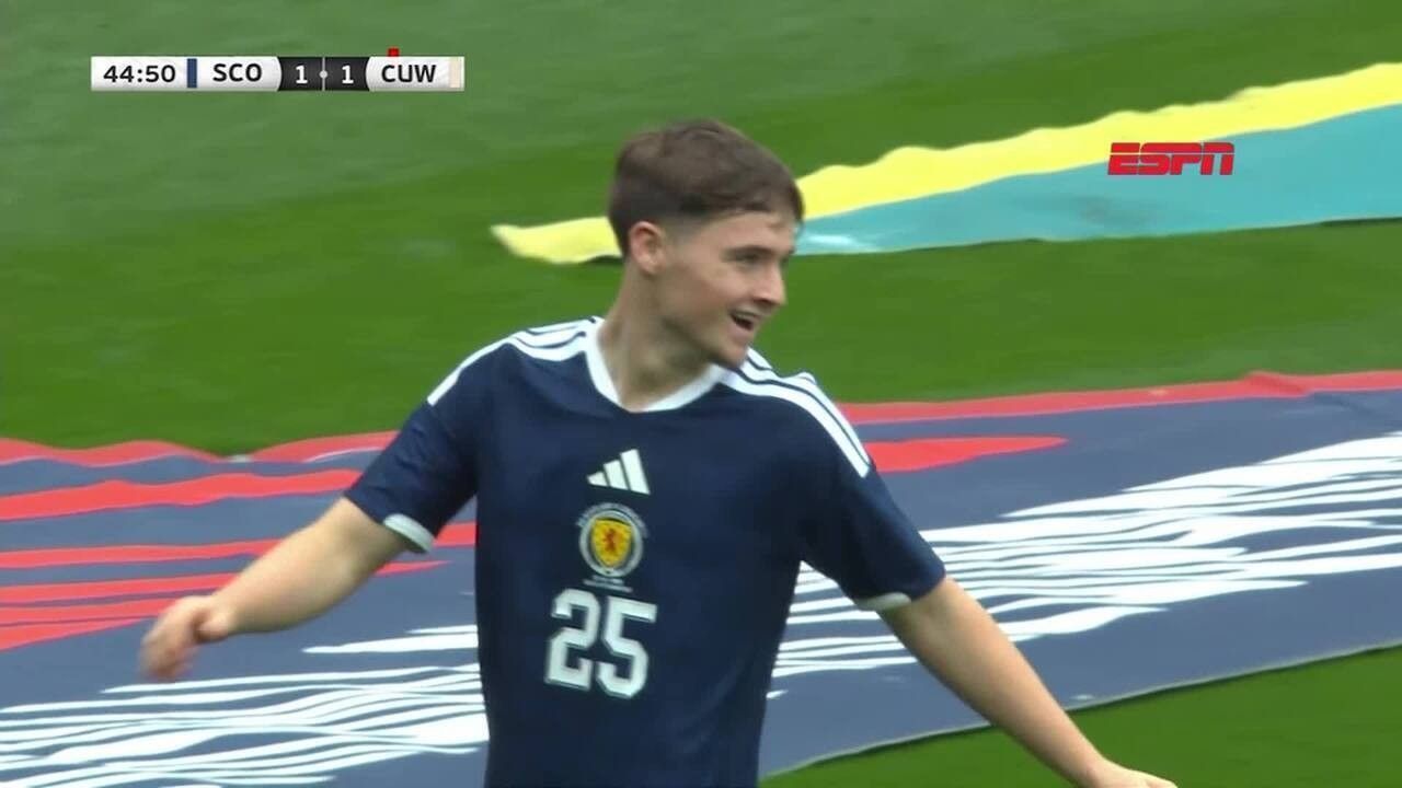 Che Adams com a camisa da seleção da Escócia