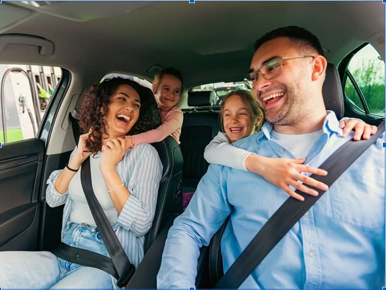 Veículo parado em acostamento com guincho
