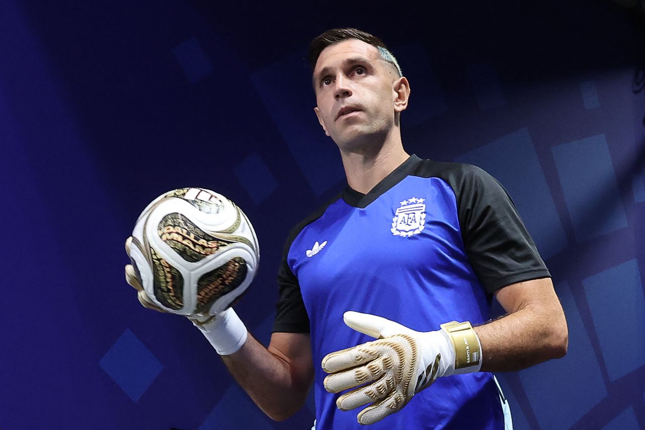 Emiliano Martínez em ação com a camisa do Aston Villa