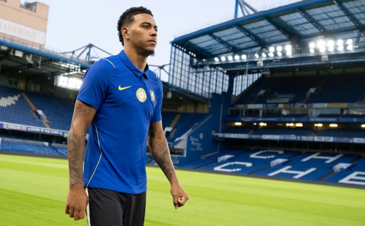 Morgan Rogers com a camisa do Chelsea
