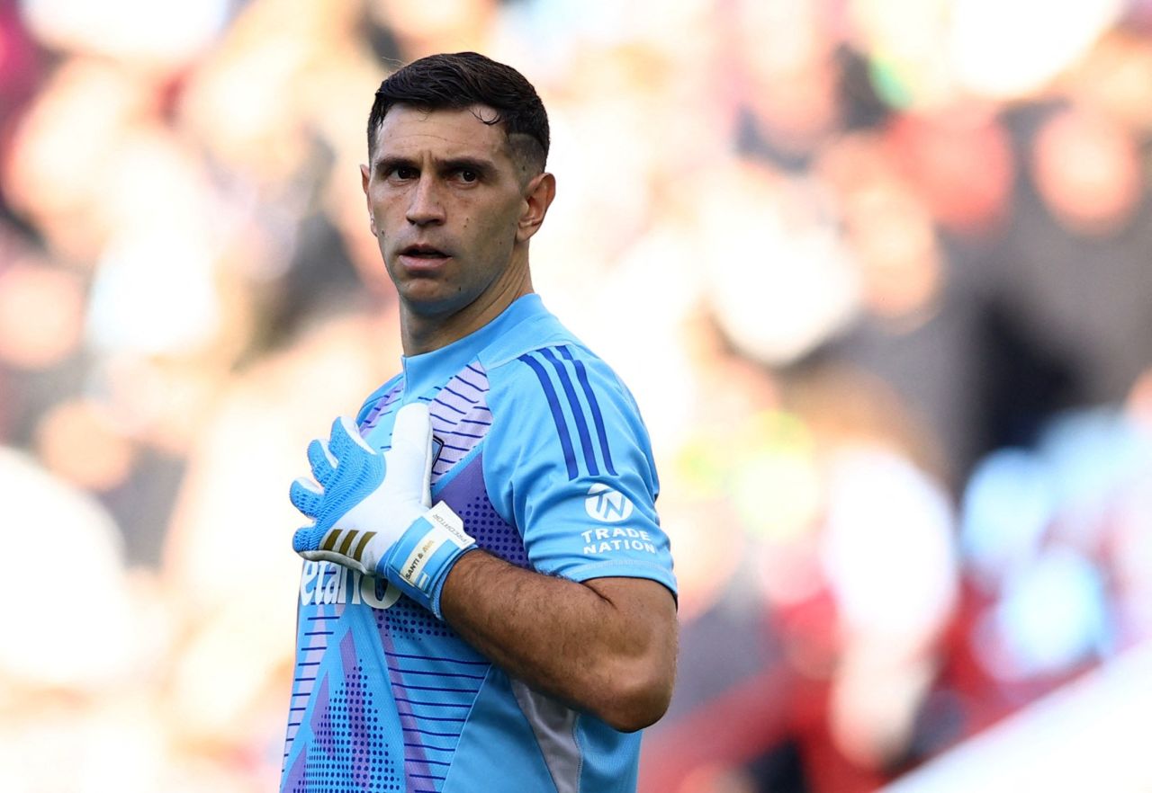 Emiliano Martínez defendendo lance pelo Aston Villa