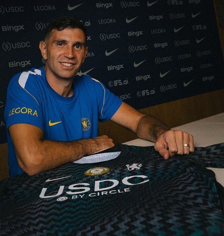 Dibu Martínez em ação pelo Aston Villa