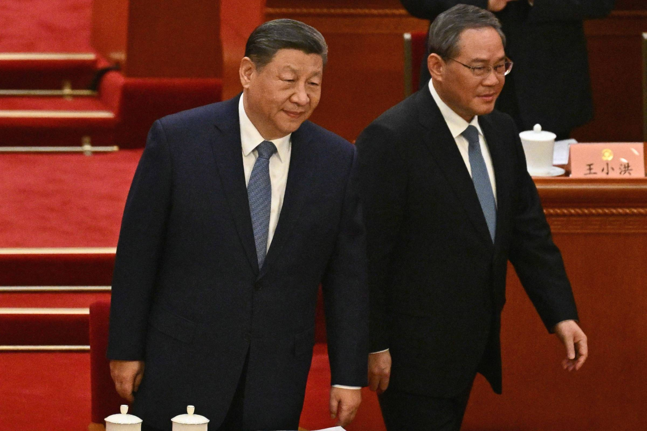 Li Qiang assina regulamento em Pequim