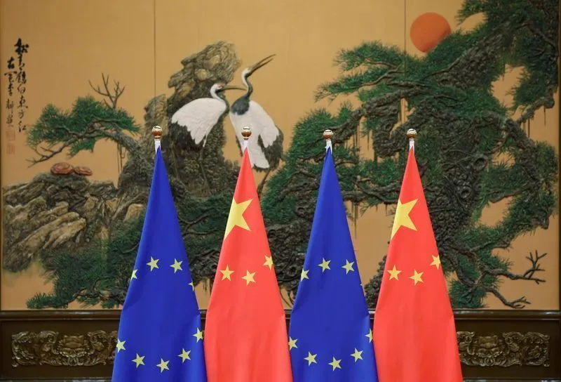 Bandeiras da União Europeia e da China lado a lado