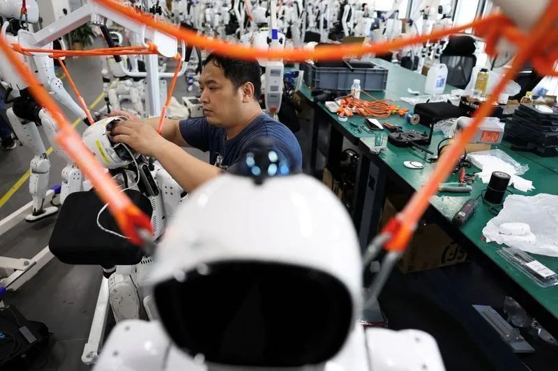 Investidores observando telas de negociação na bolsa chinesa