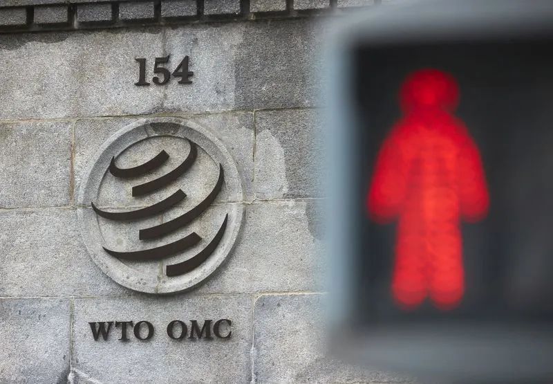 Sede da OMC em Genebra com bandeiras de países