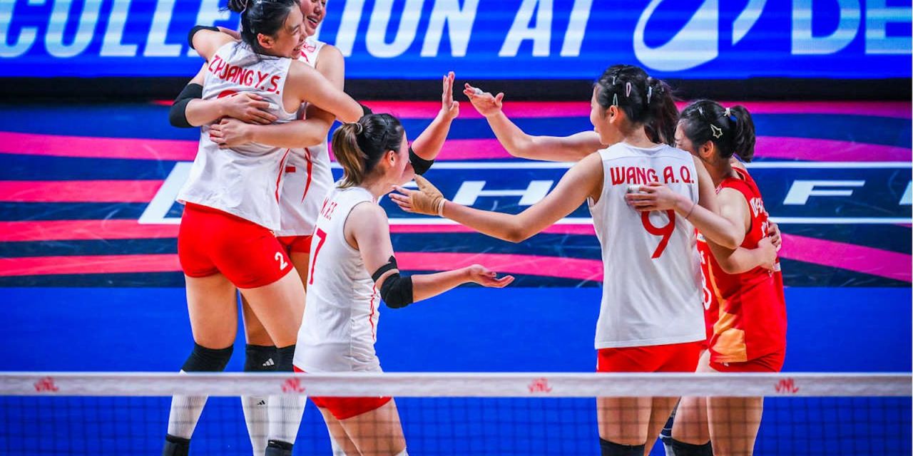 Jogadoras chinesas comemoram ponto contra os Estados Unidos