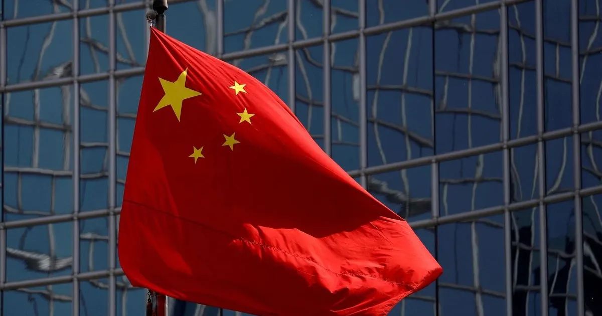 Fábrica e loja na China representando discrepância entre indústria e consumo
