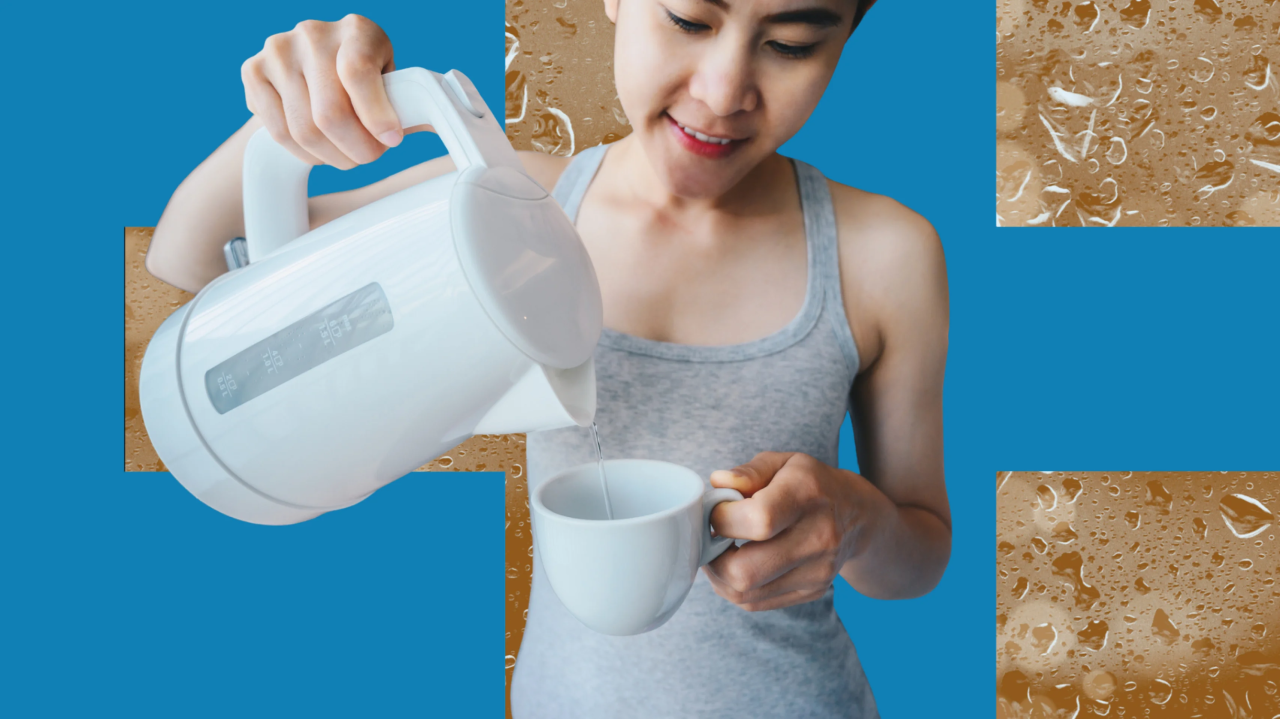Pessoa bebendo água morna em copo pela manhã