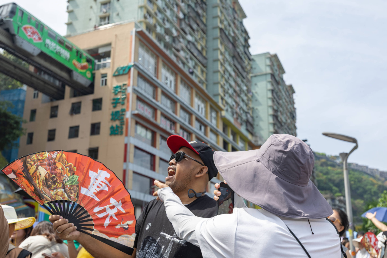 Turistas em fila para restaurante em cidade chinesa após vídeo viral