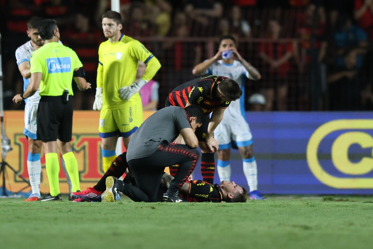 Chrystian Barletta sentindo desconforto na coxa durante partida