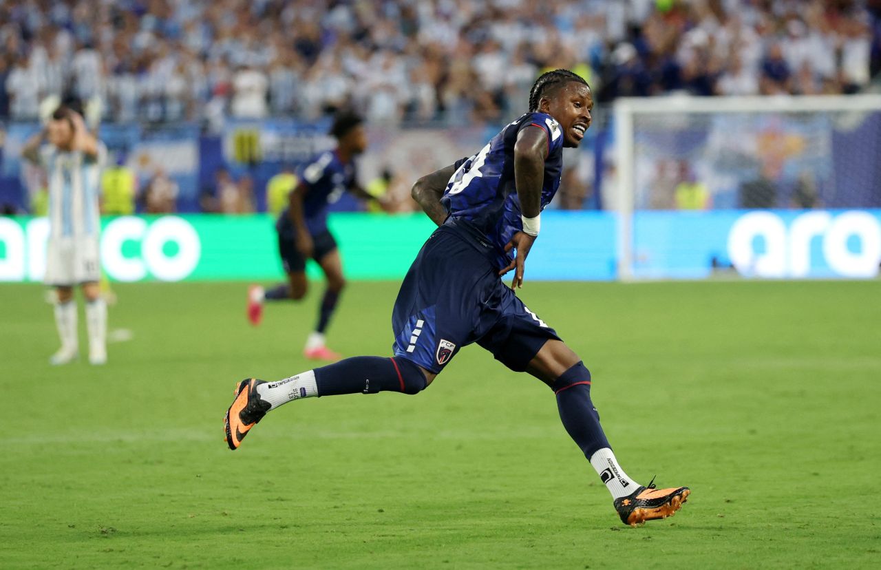 Sidny Lopes Cabral com chuteira Nike Hypervenom