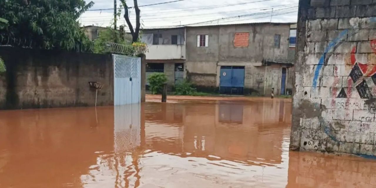Escola alagada que era local de votação em Itapevi