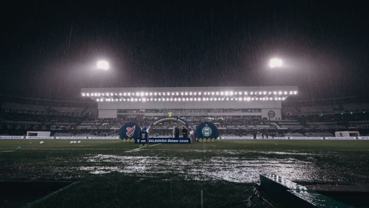 Gramado encharcado no Couto Pereira antes de clássico do Brasileirão