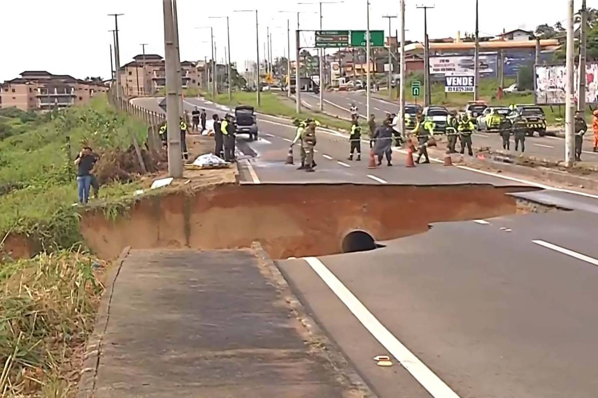 Cratera aberta na pista da CE-025 após deslizamento
