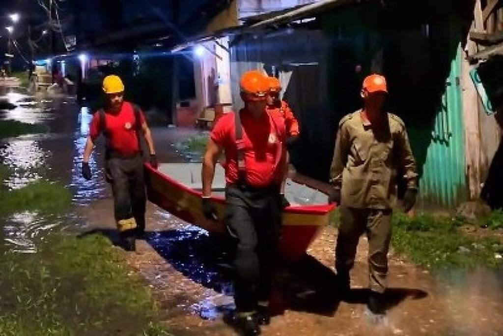 Ruas alagadas em Belém após chuva intensa e maré alta