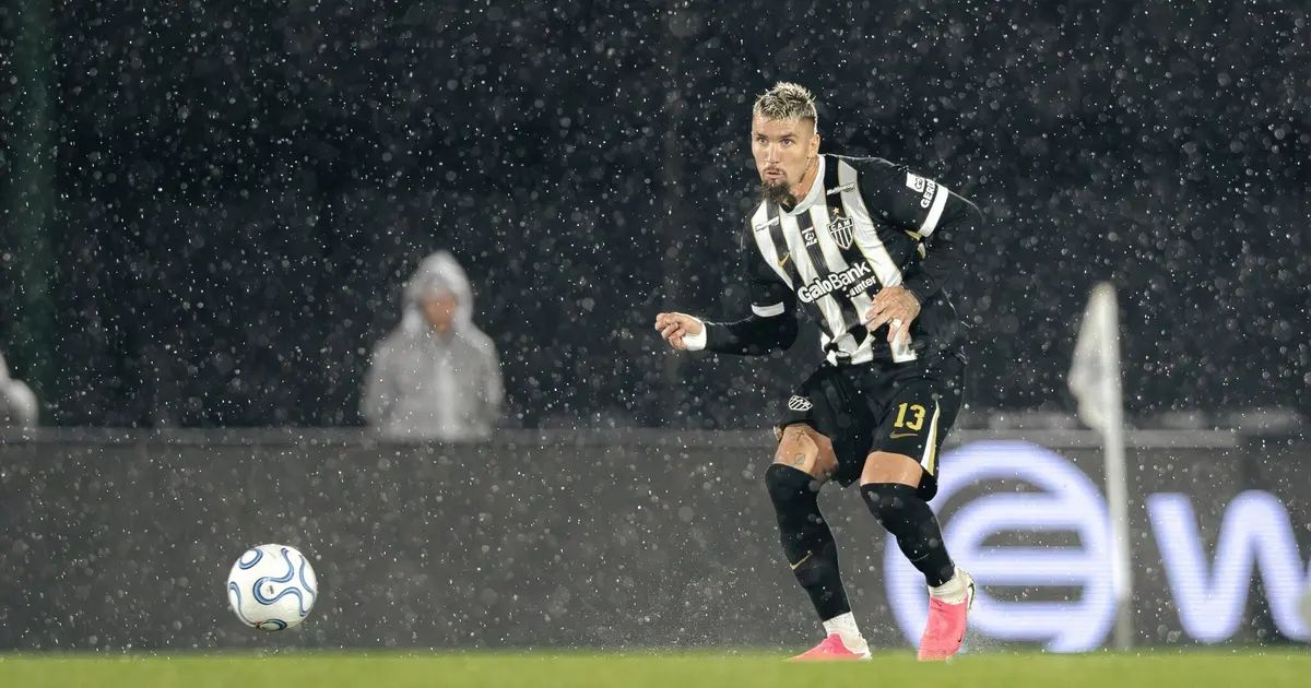 Cicinho em estúdio esportivo
