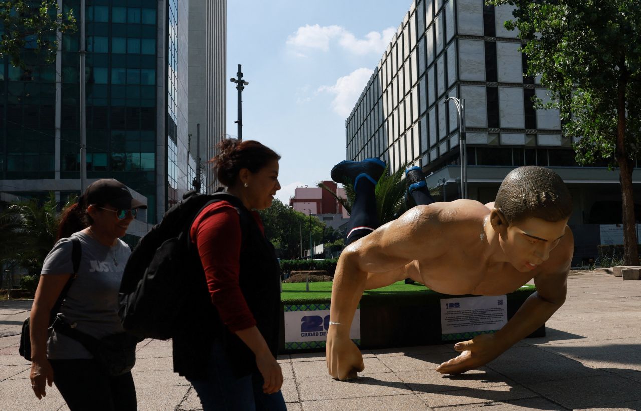 Estátuas derrubadas na Avenida Paseo de la Reforma