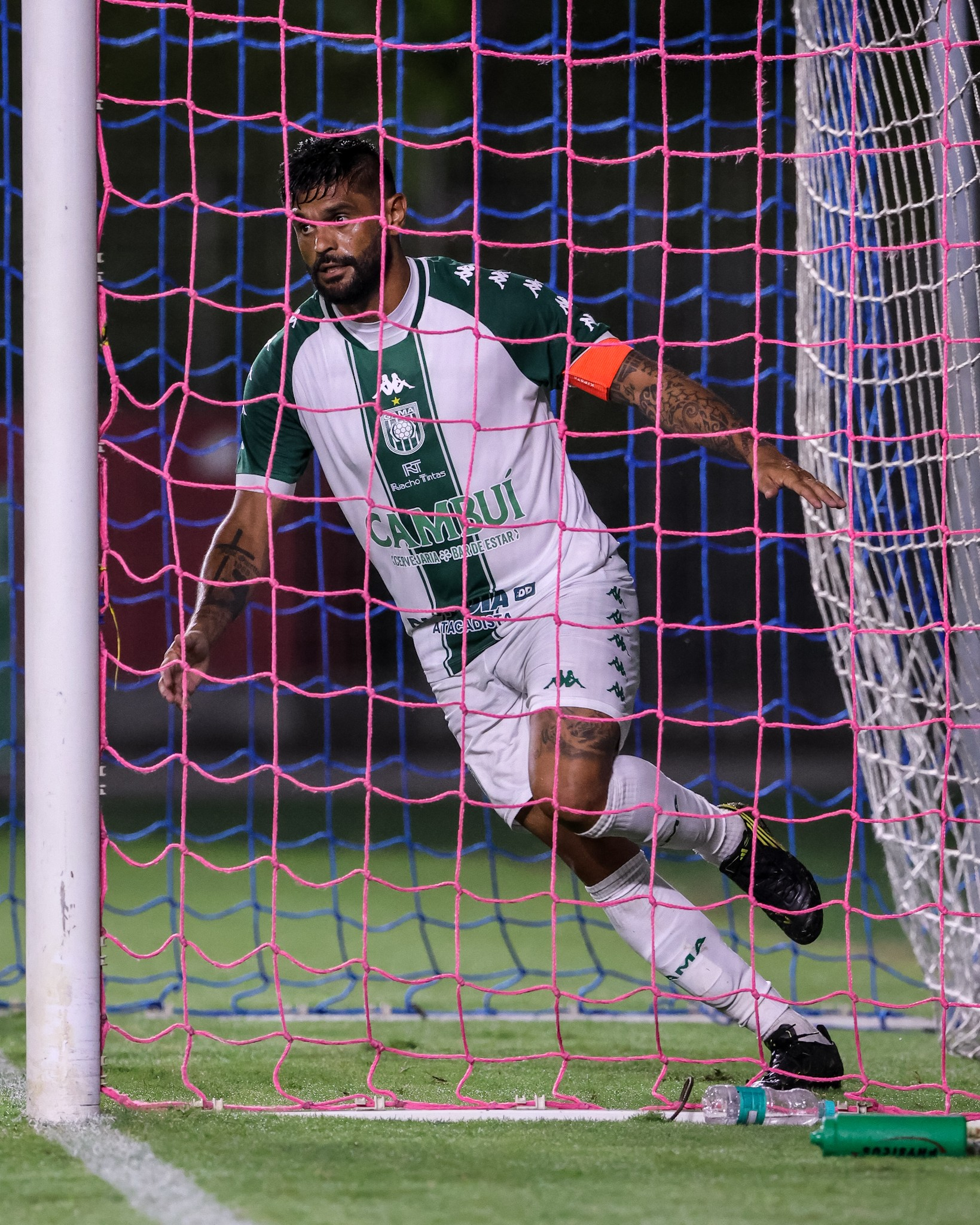 Jogadores comemoram gol durante partida